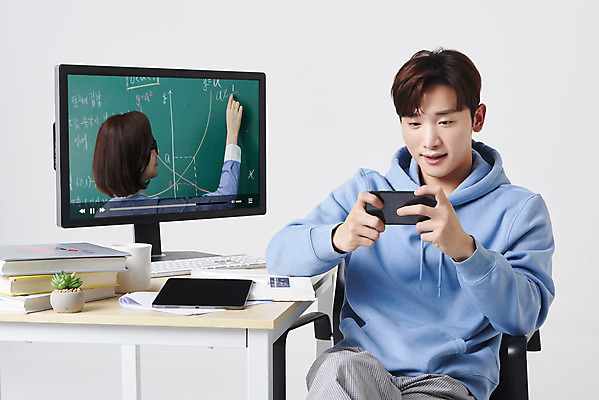 포토 JPG 스튜디오촬영 여자 남자 화분 대학생 의자 실내 들기 앉기 상반신 성인 두명 옆모습 뒷모습 책 컵 30대 스마트폰 컴퓨터 태블릿 모니터 한국인 키보드 책상 흰배경 딴짓 온라인강의 성인만 원격수업 언택트 온택트 랜선라이프 국내포토 학생 라이프스타일 식기 교육 뷰포인트 가구 백그라운드 모션 사람 동양인 내부 장년 전자제품 핸드폰 스마트기기 흰색 강의 원격 파일형식