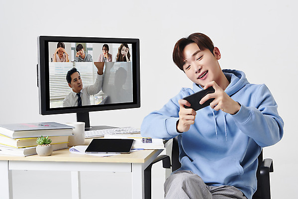 포토 JPG 스튜디오촬영 여자 남자 화분 대학생 40대 중년 의자 실내 미소 들기 앉기 여러명 상반신 20대 성인 앞모습 옆모습 책 30대 스마트폰 컴퓨터 태블릿 모니터 한국인 키보드 책상 흰배경 딴짓 온라인강의 원격수업 언택트 온택트 랜선라이프 국내포토 학생 라이프스타일 교육 뷰포인트 가구 다수 백그라운드 모션 표정 사람 동양인 청년 내부 장년 전자제품 핸드폰 스마트기기 흰색 강의 원격 파일형식