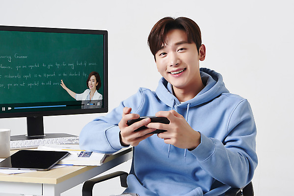 포토 JPG 스튜디오촬영 여자 남자 대학생 의자 실내 미소 들기 앉기 상반신 성인 두명 앞모습 옆모습 30대 스마트폰 컴퓨터 태블릿 모니터 한국인 키보드 책상 흰배경 딴짓 온라인강의 성인만 원격수업 언택트 온택트 랜선라이프 국내포토 학생 라이프스타일 교육 뷰포인트 가구 백그라운드 모션 표정 사람 동양인 내부 장년 전자제품 핸드폰 스마트기기 흰색 강의 원격 파일형식