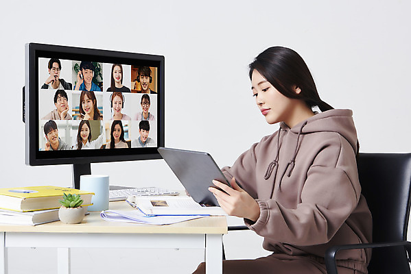 포토 JPG 스튜디오촬영 응시 여자 남자 화분 대학생 의자 실내 들기 앉기 여러명 상반신 20대 성인 앞모습 옆모습 책 컵 30대 컴퓨터 태블릿 모니터 한국인 키보드 책상 흰배경 온라인강의 성인만 원격수업 언택트 온택트 랜선라이프 국내포토 학생 라이프스타일 식기 시선 교육 뷰포인트 가구 다수 백그라운드 모션 사람 동양인 청년 내부 장년 전자제품 스마트기기 흰색 강의 원격 파일형식