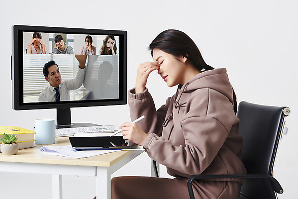 포토 JPG 스튜디오촬영 여자 남자 화분 대학생 40대 중년 의자 실내 건강 피곤 들기 앉기 여러명 상반신 20대 성인 앞모습 옆모습 책 컵 컴퓨터 태블릿 모니터 눈감음 한국인 키보드 잡기 책상 흰배경 온라인강의 태블릿펜 원격수업 언택트 온택트 랜선라이프 국내포토 학생 라이프스타일 식기 교육 뷰포인트 가구 다수 백그라운드 컨셉 모션 사람 동양인 청년 내부 전자제품 스마트기기 펜 흰색 강의 원격 파일형식