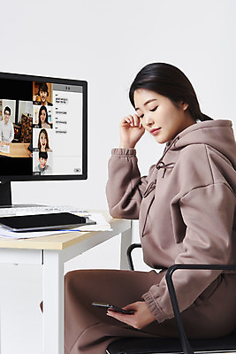 포토 JPG 스튜디오촬영 여자 남자 대학생 의자 실내 들기 앉기 여러명 상반신 20대 성인 앞모습 옆모습 30대 스마트폰 컴퓨터 태블릿 모니터 한국인 키보드 책상 흰배경 딴짓 온라인강의 성인만 내려보기 원격수업 언택트 온택트 랜선라이프 국내포토 학생 라이프스타일 교육 뷰포인트 가구 다수 백그라운드 모션 사람 동양인 청년 내부 장년 전자제품 핸드폰 스마트기기 흰색 강의 원격 파일형식