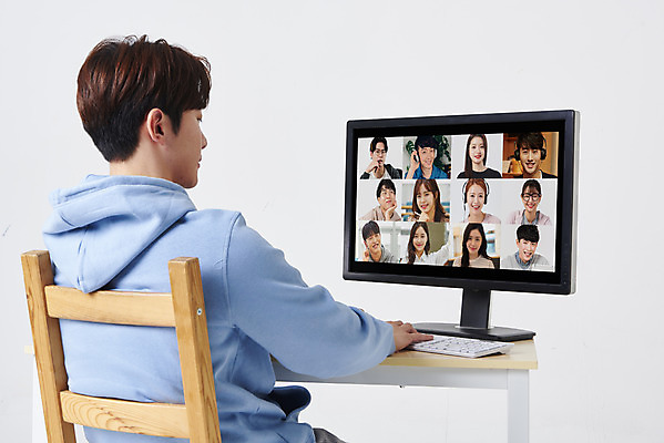 포토 JPG 스튜디오촬영 응시 여자 남자 대학생 의자 실내 미소 앉기 여러명 상반신 20대 성인 앞모습 뒷모습 30대 컴퓨터 모니터 한국인 키보드 책상 흰배경 온라인강의 성인만 원격수업 언택트 온택트 랜선라이프 국내포토 학생 라이프스타일 시선 교육 뷰포인트 가구 다수 백그라운드 모션 표정 사람 동양인 청년 내부 장년 전자제품 흰색 강의 원격 파일형식