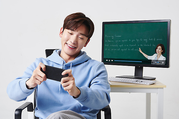 포토 JPG 스튜디오촬영 여자 남자 대학생 의자 실내 웃음 들기 앉기 상반신 성인 두명 앞모습 30대 스마트폰 컴퓨터 모니터 한국인 키보드 책상 흰배경 딴짓 온라인강의 성인만 원격수업 언택트 온택트 랜선라이프 국내포토 학생 라이프스타일 교육 뷰포인트 가구 백그라운드 모션 표정 사람 동양인 내부 장년 전자제품 핸드폰 스마트기기 흰색 강의 원격 파일형식