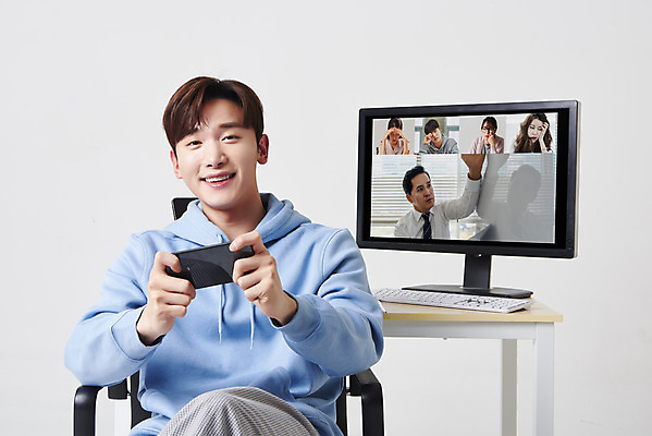 포토 JPG 스튜디오촬영 여자 남자 대학생 40대 중년 의자 실내 미소 들기 앉기 여러명 상반신 20대 성인 앞모습 옆모습 30대 스마트폰 컴퓨터 모니터 한국인 키보드 책상 흰배경 딴짓 온라인강의 원격수업 언택트 온택트 랜선라이프 국내포토 학생 라이프스타일 교육 뷰포인트 가구 다수 백그라운드 모션 표정 사람 동양인 청년 내부 장년 전자제품 핸드폰 스마트기기 흰색 강의 원격 파일형식