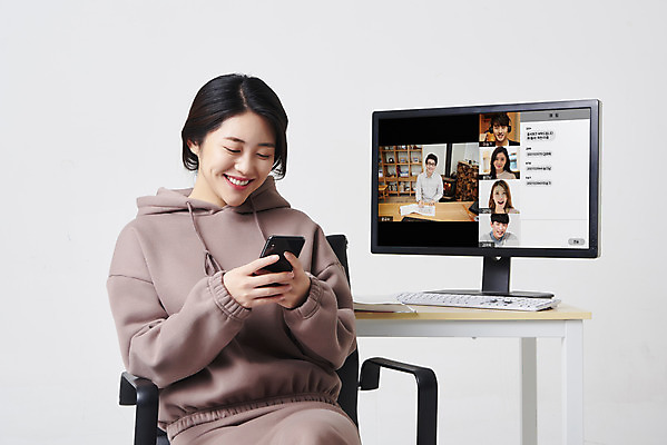 포토 JPG 스튜디오촬영 응시 여자 남자 대학생 의자 실내 웃음 들기 앉기 여러명 상반신 20대 성인 앞모습 옆모습 30대 스마트폰 컴퓨터 모니터 한국인 키보드 책상 흰배경 딴짓 온라인강의 성인만 원격수업 언택트 온택트 랜선라이프 국내포토 학생 라이프스타일 시선 교육 뷰포인트 가구 다수 백그라운드 모션 표정 사람 동양인 청년 내부 장년 전자제품 핸드폰 스마트기기 흰색 강의 원격 파일형식