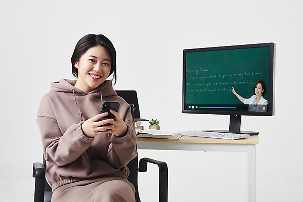 포토 JPG 스튜디오촬영 응시 여자 화분 대학생 의자 실내 미소 들기 앉기 상반신 20대 성인 두명 앞모습 책 30대 스마트폰 컴퓨터 모니터 한국인 키보드 책상 흰배경 딴짓 온라인강의 성인여자만 원격수업 언택트 온택트 랜선라이프 국내포토 학생 라이프스타일 시선 교육 뷰포인트 가구 백그라운드 모션 표정 사람 동양인 청년 내부 장년 전자제품 핸드폰 스마트기기 흰색 강의 원격 여자만 성인만 파일형식