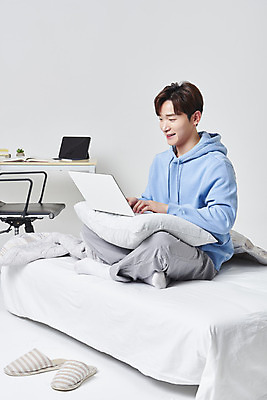 포토 JPG 스튜디오촬영 전신 남자 대학생 의자 베개 슬리퍼 실내 한명 미소 성인 옆모습 30대 노트북 태블릿 이불 한국인 침대 책상 흰배경 가부좌 온라인강의 성인남자한명만 원격수업 언택트 온택트 랜선라이프 국내포토 1 학생 라이프스타일 교육 뷰포인트 가구 백그라운드 신발 침구 표정 사람 앉기 동양인 내부 장년 전자제품 스마트기기 흰색 강의 원격 남자한명만 성인남자만 파일형식