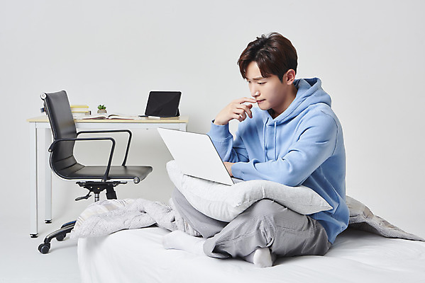 포토 JPG 스튜디오촬영 전신 응시 남자 대학생 의자 베개 실내 한명 성인 옆모습 30대 노트북 태블릿 이불 한국인 침대 책상 고민 흰배경 가부좌 온라인강의 성인남자한명만 원격수업 언택트 온택트 랜선라이프 국내포토 1 학생 라이프스타일 시선 교육 감정 뷰포인트 가구 백그라운드 침구 사람 앉기 동양인 내부 장년 전자제품 스마트기기 흰색 강의 원격 남자한명만 성인남자만 파일형식
