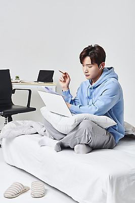 포토 JPG 스튜디오촬영 전신 남자 대학생 의자 베개 슬리퍼 실내 한명 들기 성인 옆모습 30대 노트북 태블릿 연필 이불 한국인 침대 책상 흰배경 가부좌 무선이어폰 온라인강의 성인남자한명만 원격수업 언택트 온택트 랜선라이프 국내포토 1 학생 라이프스타일 교육 뷰포인트 이어폰 가구 백그라운드 신발 침구 모션 학용품 사람 앉기 동양인 내부 장년 전자제품 스마트기기 필기구 흰색 강의 원격 남자한명만 성인남자만 파일형식