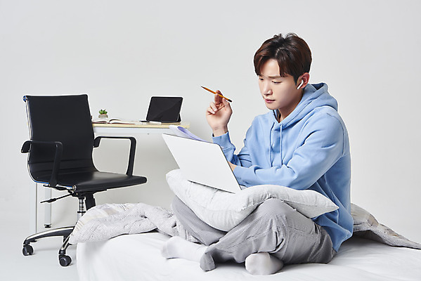 포토 JPG 스튜디오촬영 전신 응시 남자 대학생 의자 베개 실내 한명 들기 성인 옆모습 30대 노트북 태블릿 연필 이불 한국인 침대 책상 흰배경 가부좌 무선이어폰 온라인강의 성인남자한명만 원격수업 언택트 온택트 랜선라이프 국내포토 1 학생 라이프스타일 시선 교육 뷰포인트 이어폰 가구 백그라운드 침구 모션 학용품 사람 앉기 동양인 내부 장년 전자제품 스마트기기 필기구 흰색 강의 원격 남자한명만 성인남자만 파일형식