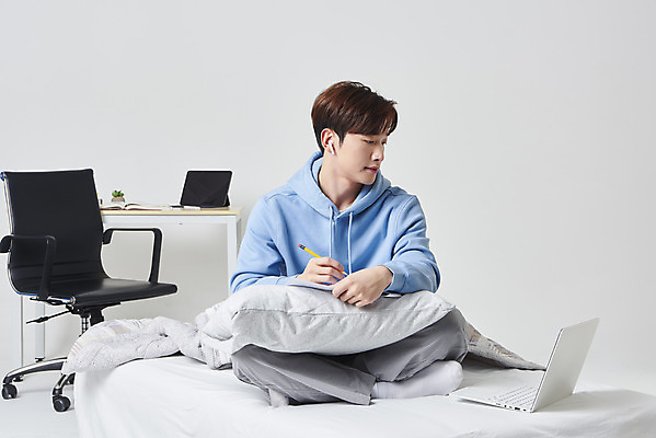 포토 JPG 스튜디오촬영 전신 응시 남자 대학생 의자 베개 실내 한명 들기 성인 앞모습 30대 노트북 태블릿 연필 이불 한국인 침대 책상 흰배경 가부좌 무선이어폰 온라인강의 성인남자한명만 원격수업 언택트 온택트 랜선라이프 국내포토 1 학생 라이프스타일 시선 교육 뷰포인트 이어폰 가구 백그라운드 침구 모션 학용품 사람 앉기 동양인 내부 장년 전자제품 스마트기기 필기구 흰색 강의 원격 남자한명만 성인남자만 파일형식