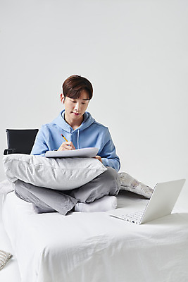 포토 JPG 스튜디오촬영 전신 남자 대학생 베개 실내 한명 들기 성인 앞모습 30대 노트북 태블릿 연필 이불 한국인 침대 기록 흰배경 가부좌 온라인강의 성인남자한명만 원격수업 언택트 온택트 랜선라이프 국내포토 1 학생 라이프스타일 교육 뷰포인트 가구 백그라운드 침구 모션 학용품 사람 앉기 동양인 내부 장년 전자제품 스마트기기 필기구 흰색 강의 원격 남자한명만 성인남자만 파일형식