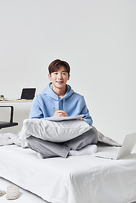 포토 JPG 스튜디오촬영 전신 남자 대학생 베개 슬리퍼 실내 한명 미소 성인 앞모습 30대 노트북 태블릿 이불 한국인 침대 흰배경 가부좌 온라인강의 성인남자한명만 원격수업 언택트 온택트 랜선라이프 국내포토 1 학생 라이프스타일 교육 뷰포인트 가구 백그라운드 신발 침구 표정 사람 앉기 동양인 내부 장년 전자제품 스마트기기 흰색 강의 원격 남자한명만 성인남자만 파일형식