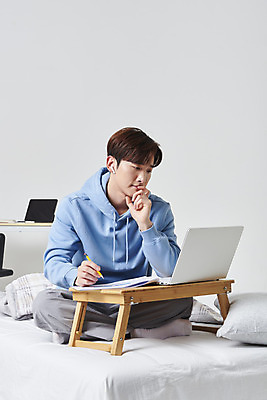 포토 JPG 스튜디오촬영 전신 응시 남자 대학생 베개 실내 한명 들기 성인 앞모습 30대 노트북 태블릿 연필 턱괴기 이불 한국인 침대 고민 흰배경 가부좌 온라인강의 성인남자한명만 원격수업 언택트 온택트 랜선라이프 국내포토 1 학생 라이프스타일 시선 교육 감정 뷰포인트 가구 백그라운드 침구 모션 학용품 사람 앉기 동양인 내부 장년 전자제품 스마트기기 필기구 흰색 강의 원격 남자한명만 성인남자만 파일형식
