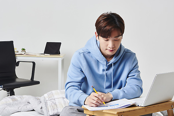 포토 JPG 스튜디오촬영 응시 남자 대학생 의자 실내 한명 들기 앉기 상반신 성인 앞모습 30대 노트북 태블릿 연필 이불 한국인 기록 책상 흰배경 온라인강의 성인남자한명만 원격수업 언택트 온택트 랜선라이프 국내포토 1 학생 라이프스타일 시선 교육 뷰포인트 가구 백그라운드 침구 모션 학용품 사람 동양인 내부 장년 전자제품 스마트기기 필기구 흰색 강의 원격 남자한명만 성인남자만 파일형식