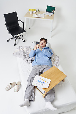 포토 JPG 스튜디오촬영 전신 응시 남자 대학생 의자 슬리퍼 실내 한명 들기 성인 앞모습 책 30대 노트북 스마트폰 하이앵글 눕기 이불 한국인 침대 책상 흰배경 딴짓 온라인강의 성인남자한명만 원격수업 언택트 온택트 랜선라이프 국내포토 1 학생 라이프스타일 시선 교육 뷰포인트 가구 백그라운드 신발 침구 모션 사람 동양인 내부 장년 전자제품 핸드폰 스마트기기 흰색 강의 원격 남자한명만 성인남자만 파일형식