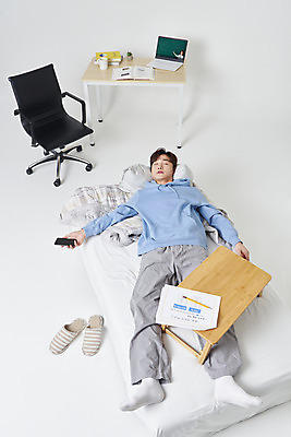 포토 JPG 스튜디오촬영 전신 남자 대학생 의자 슬리퍼 실내 한명 성인 앞모습 책 30대 노트북 스마트폰 하이앵글 눕기 펜 눈감음 이불 한국인 침대 잡기 잠 책상 흰배경 온라인강의 성인남자한명만 원격수업 언택트 온택트 랜선라이프 국내포토 1 학생 라이프스타일 교육 뷰포인트 가구 백그라운드 신발 침구 모션 사람 동양인 내부 장년 전자제품 핸드폰 스마트기기 필기구 흰색 강의 원격 남자한명만 성인남자만 파일형식