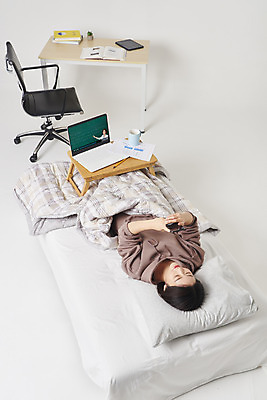 포토 JPG 스튜디오촬영 전신 여자 대학생 의자 실내 한명 들기 20대 성인 옆모습 책 컵 노트북 스마트폰 하이앵글 눕기 이불 한국인 침대 책상 흰배경 딴짓 온라인강의 성인여자한명만 원격수업 언택트 온택트 랜선라이프 국내포토 1 학생 라이프스타일 식기 교육 뷰포인트 가구 백그라운드 침구 모션 사람 동양인 청년 내부 전자제품 핸드폰 스마트기기 흰색 강의 원격 여자한명만 성인여자만 파일형식