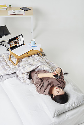 포토 JPG 스튜디오촬영 전신 여자 대학생 의자 실내 한명 미소 들기 20대 성인 옆모습 책 컵 노트북 스마트폰 눕기 연필 이불 한국인 침대 책상 흰배경 딴짓 온라인강의 성인여자한명만 원격수업 언택트 온택트 랜선라이프 국내포토 1 학생 라이프스타일 식기 교육 뷰포인트 가구 백그라운드 침구 모션 학용품 표정 사람 동양인 청년 내부 전자제품 핸드폰 스마트기기 필기구 흰색 강의 원격 여자한명만 성인여자만 파일형식