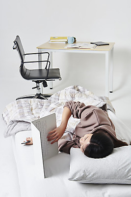 포토 JPG 스튜디오촬영 전신 응시 여자 대학생 의자 실내 한명 들기 20대 성인 옆모습 책 컵 노트북 스마트폰 눕기 이불 한국인 침대 책상 흰배경 온라인강의 성인여자한명만 원격수업 언택트 온택트 랜선라이프 국내포토 1 학생 라이프스타일 식기 시선 교육 뷰포인트 가구 백그라운드 침구 모션 사람 동양인 청년 내부 전자제품 핸드폰 스마트기기 흰색 강의 원격 여자한명만 성인여자만 파일형식