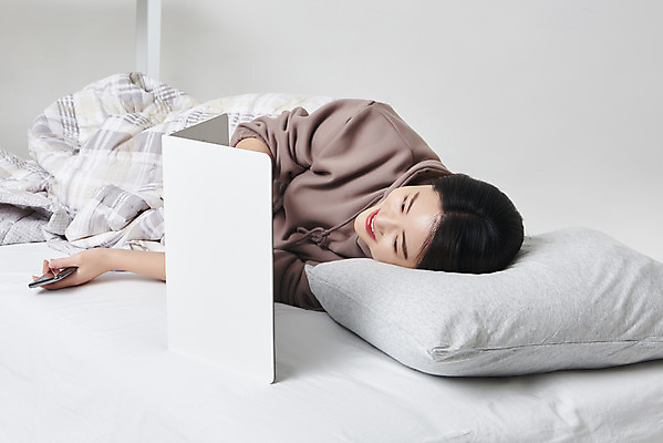 포토 JPG 스튜디오촬영 전신 응시 여자 대학생 실내 한명 미소 들기 20대 성인 옆모습 노트북 스마트폰 눕기 이불 한국인 침대 흰배경 온라인강의 성인여자한명만 원격수업 언택트 온택트 랜선라이프 국내포토 1 학생 라이프스타일 시선 교육 뷰포인트 가구 백그라운드 침구 모션 표정 사람 동양인 청년 내부 전자제품 핸드폰 스마트기기 흰색 강의 원격 여자한명만 성인여자만 파일형식