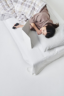 포토 JPG 스튜디오촬영 응시 여자 대학생 실내 한명 미소 들기 상반신 20대 성인 옆모습 노트북 스마트폰 하이앵글 눕기 이불 한국인 침대 흰배경 온라인강의 성인여자한명만 원격수업 언택트 온택트 랜선라이프 국내포토 1 학생 라이프스타일 시선 교육 뷰포인트 가구 백그라운드 침구 모션 표정 사람 동양인 청년 내부 전자제품 핸드폰 스마트기기 흰색 강의 원격 여자한명만 성인여자만 파일형식