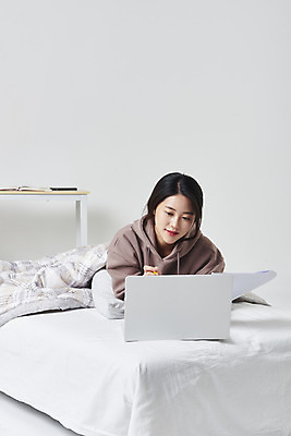 포토 JPG 스튜디오촬영 응시 여자 엎드리기 대학생 실내 한명 들기 상반신 20대 성인 앞모습 노트북 연필 이불 한국인 침대 책상 흰배경 온라인강의 성인여자한명만 원격수업 언택트 온택트 랜선라이프 국내포토 1 학생 라이프스타일 시선 교육 뷰포인트 가구 백그라운드 침구 모션 학용품 사람 동양인 청년 내부 전자제품 필기구 흰색 강의 원격 여자한명만 성인여자만 파일형식