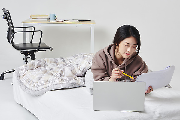 포토 JPG 스튜디오촬영 응시 여자 종이 엎드리기 대학생 의자 실내 한명 들기 상반신 20대 성인 앞모습 책 컵 노트북 연필 이불 한국인 침대 책상 흰배경 온라인강의 성인여자한명만 원격수업 언택트 온택트 랜선라이프 국내포토 1 학생 라이프스타일 식기 시선 교육 뷰포인트 가구 백그라운드 침구 모션 학용품 사람 동양인 청년 내부 전자제품 필기구 흰색 강의 원격 여자한명만 성인여자만 파일형식
