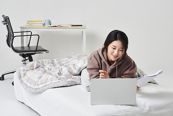 포토 JPG 스튜디오촬영 응시 여자 종이 엎드리기 대학생 의자 실내 한명 미소 들기 상반신 20대 성인 앞모습 노트북 연필 이불 한국인 침대 책상 흰배경 온라인강의 성인여자한명만 원격수업 언택트 온택트 랜선라이프 국내포토 1 학생 라이프스타일 시선 교육 뷰포인트 가구 백그라운드 침구 모션 학용품 표정 사람 동양인 청년 내부 전자제품 필기구 흰색 강의 원격 여자한명만 성인여자만 파일형식