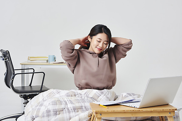 포토 JPG 스튜디오촬영 여자 대학생 의자 실내 한명 미소 앉기 상반신 20대 성인 앞모습 노트북 이불 한국인 침대 책상 흰배경 온라인강의 성인여자한명만 원격수업 언택트 온택트 랜선라이프 국내포토 1 학생 라이프스타일 교육 뷰포인트 가구 백그라운드 침구 모션 표정 사람 동양인 청년 내부 전자제품 흰색 강의 원격 여자한명만 성인여자만 파일형식