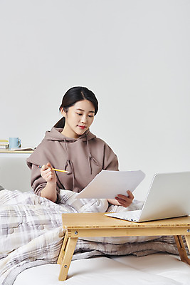 포토 JPG 스튜디오촬영 응시 여자 대학생 실내 한명 들기 앉기 상반신 20대 성인 앞모습 노트북 연필 이불 한국인 침대 흰배경 온라인강의 성인여자한명만 원격수업 언택트 온택트 랜선라이프 국내포토 1 학생 라이프스타일 시선 교육 뷰포인트 가구 백그라운드 침구 모션 학용품 사람 동양인 청년 내부 전자제품 필기구 흰색 강의 원격 여자한명만 성인여자만 파일형식
