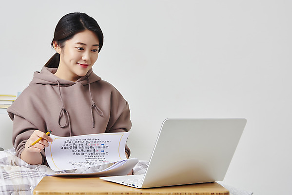 포토 JPG 스튜디오촬영 응시 여자 대학생 실내 한명 미소 들기 앉기 상반신 20대 성인 앞모습 노트북 연필 이불 한국인 침대 흰배경 온라인강의 성인여자한명만 원격수업 언택트 온택트 랜선라이프 국내포토 1 학생 라이프스타일 시선 교육 뷰포인트 가구 백그라운드 침구 모션 학용품 표정 사람 동양인 청년 내부 전자제품 필기구 흰색 강의 원격 여자한명만 성인여자만 파일형식