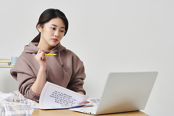 포토 JPG 스튜디오촬영 응시 여자 대학생 실내 한명 들기 앉기 상반신 20대 성인 앞모습 노트북 연필 이불 한국인 침대 흰배경 온라인강의 성인여자한명만 원격수업 언택트 온택트 랜선라이프 국내포토 1 학생 라이프스타일 시선 교육 뷰포인트 가구 백그라운드 침구 모션 학용품 사람 동양인 청년 내부 전자제품 필기구 흰색 강의 원격 여자한명만 성인여자만 파일형식