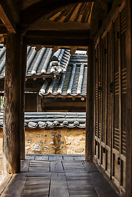 포토 JPG 주간 한옥 실내 사람없음 야외 전라남도 기와지붕 창호문 나주 툇마루 기와담장 국내포토 자연요소 한국전통 고건축 지붕 기와 내부 담장 문 마루_인테리어 전라도 파일형식