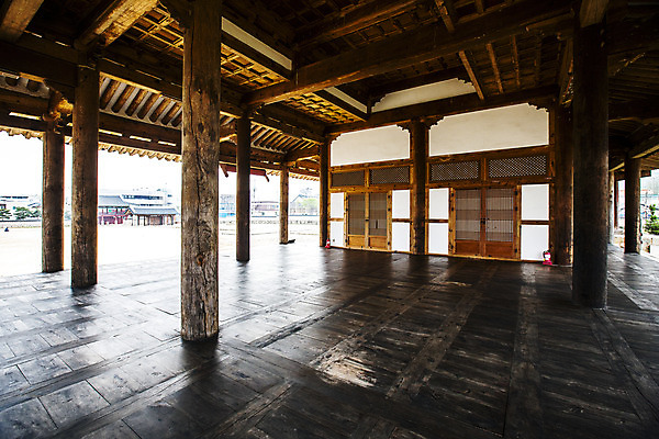 포토 JPG 주간 한옥 실내 사람없음 야외 문화재 전라남도 나무기둥 창호문 나주 국내포토 자연요소 한국전통 고건축 내부 문 전라도 파일형식