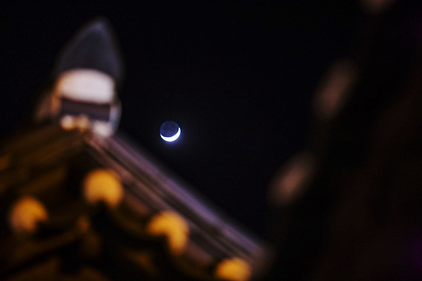 포토 JPG 밤하늘 한옥 실내 사람없음 야외 달 야간 소프트포커스 초승달 전라남도 나주 지붕처마 국내포토 자연요소 한국전통 고건축 하늘 지붕 촬영기법 내부 전라도 처마 파일형식