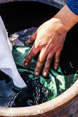 포토 JPG 주간 손 야외 신체부위 직물 전라남도 대야 염색 천연염색 나주 국내포토 자연요소 사람 전라도 파일형식