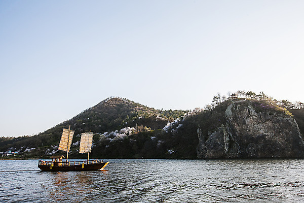 포토 JPG 주간 바다 섬 하늘 풍경 사람없음 야외 돛단배 전라남도 나주 돗단배 영산강 국내포토 자연요소 배_교통 전라도 간 담양 파일형식