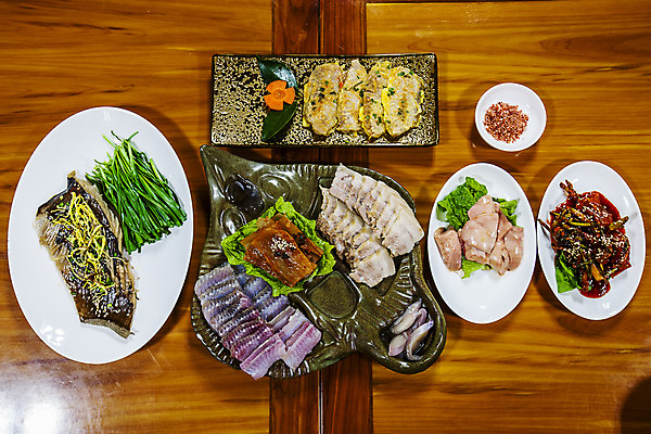 포토 JPG 그릇 실내 사람없음 하이앵글 전라남도 나주 홍어 홍어삼합 영산포 국내포토 식기 뷰포인트 어류 내부 항구 전라도 삼합 파일형식