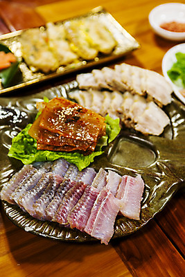 포토 JPG 그릇 실내 사람없음 아웃포커스 전라남도 나주 홍어삼합 영산포 나무배경 국내포토 식기 백그라운드 촬영기법 내부 항구 전라도 삼합 파일형식