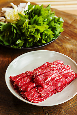 포토 JPG 접시 채소 실내 생고기 사람없음 소고기 경상남도 샤브샤브 산청 나무배경 국내포토 식기 음식 백그라운드 육류 내부 경상도 파일형식