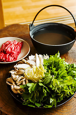 포토 JPG 음식 채소 재료 실내 사람없음 버섯 소고기 경상남도 샤브샤브 육수 산청 전골냄비 나무배경 국내포토 백그라운드 육류 내부 냄비 경상도 파일형식