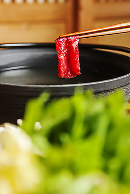 포토 JPG 음식 채소 실내 생고기 들기 사람없음 소고기 소프트포커스 경상남도 샤브샤브 나무젓가락 산청 젓가락질 국내포토 젓가락 모션 촬영기법 육류 손짓 내부 경상도 파일형식