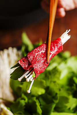 포토 JPG 손 젓가락 실내 생고기 들기 근접촬영 아웃포커스 신체부위 소고기 경상남도 팽이버섯 샤브샤브 산청 젓가락질 국내포토 음식 뷰포인트 모션 촬영기법 수저 육류 사람 손짓 내부 버섯 경상도 파일형식