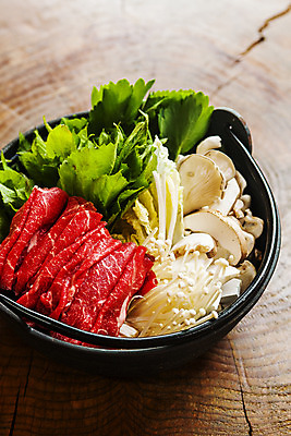 포토 JPG 음식 채소 재료 실내 사람없음 버섯 소고기 경상남도 담기 샤브샤브 산청 전골냄비 나무배경 국내포토 백그라운드 모션 육류 내부 냄비 경상도 파일형식