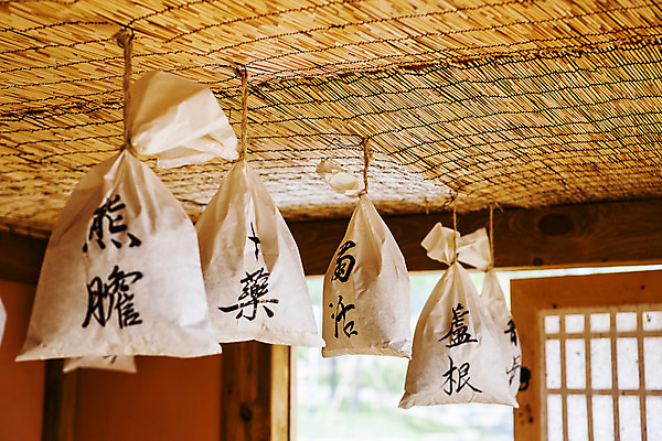 포토 JPG 주간 실내 매달리기 사람없음 한약재 보자기 한약 경상남도 천장 창호문 산청 국내포토 자연요소 모션 내부 약 문 약재 경상도 파일형식 천_직물