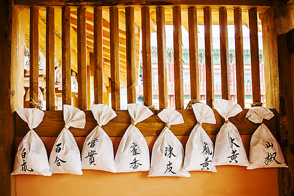 포토 JPG 주간 실내 매달리기 사람없음 한자 보자기 한약 경상남도 나무창틀 산청 국내포토 자연요소 문자 모션 내부 약 경상도 창틀 파일형식 천_직물