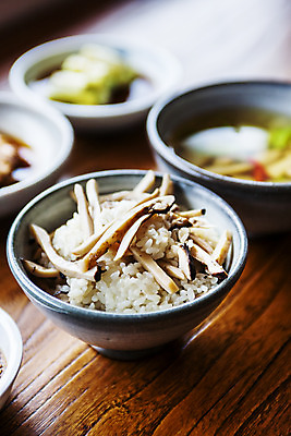 포토 JPG 그릇 반찬 실내 사람없음 아웃포커스 경상남도 송이버섯 버섯밥 산청 나무배경 국내포토 식기 음식 백그라운드 밥 촬영기법 내부 버섯 경상도 파일형식