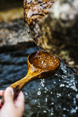 포토 JPG 주간 손 들기 야외 아웃포커스 신체부위 소프트포커스 경상남도 나무주걱 산청 약수물 국내포토 자연요소 모션 촬영기법 사람 목재 경상도 주걱 파일형식